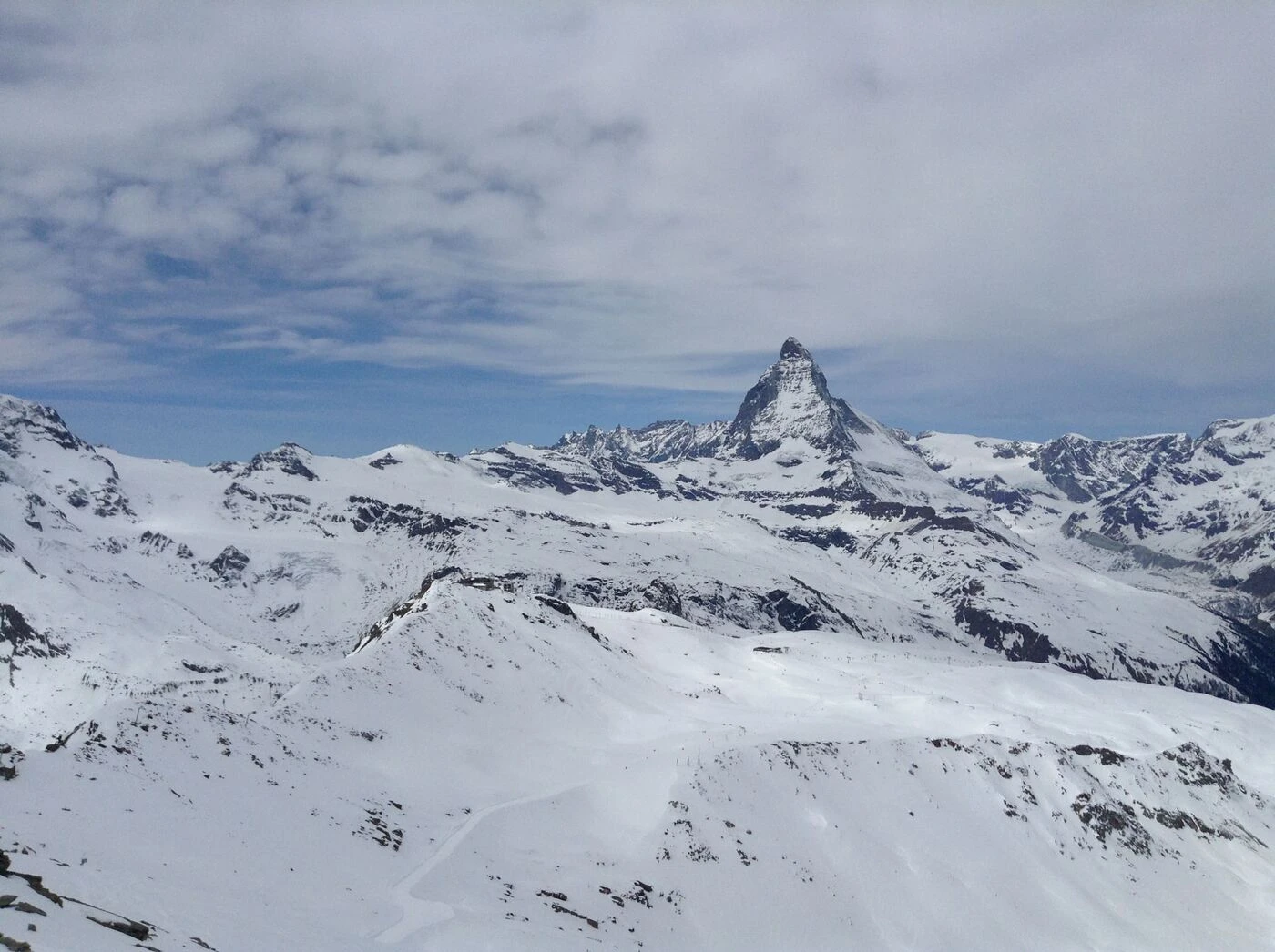 Un alpiniste de 58 ans chute mortellement à 4 000 m sous les yeux de son compagnon de cordée en Suisse