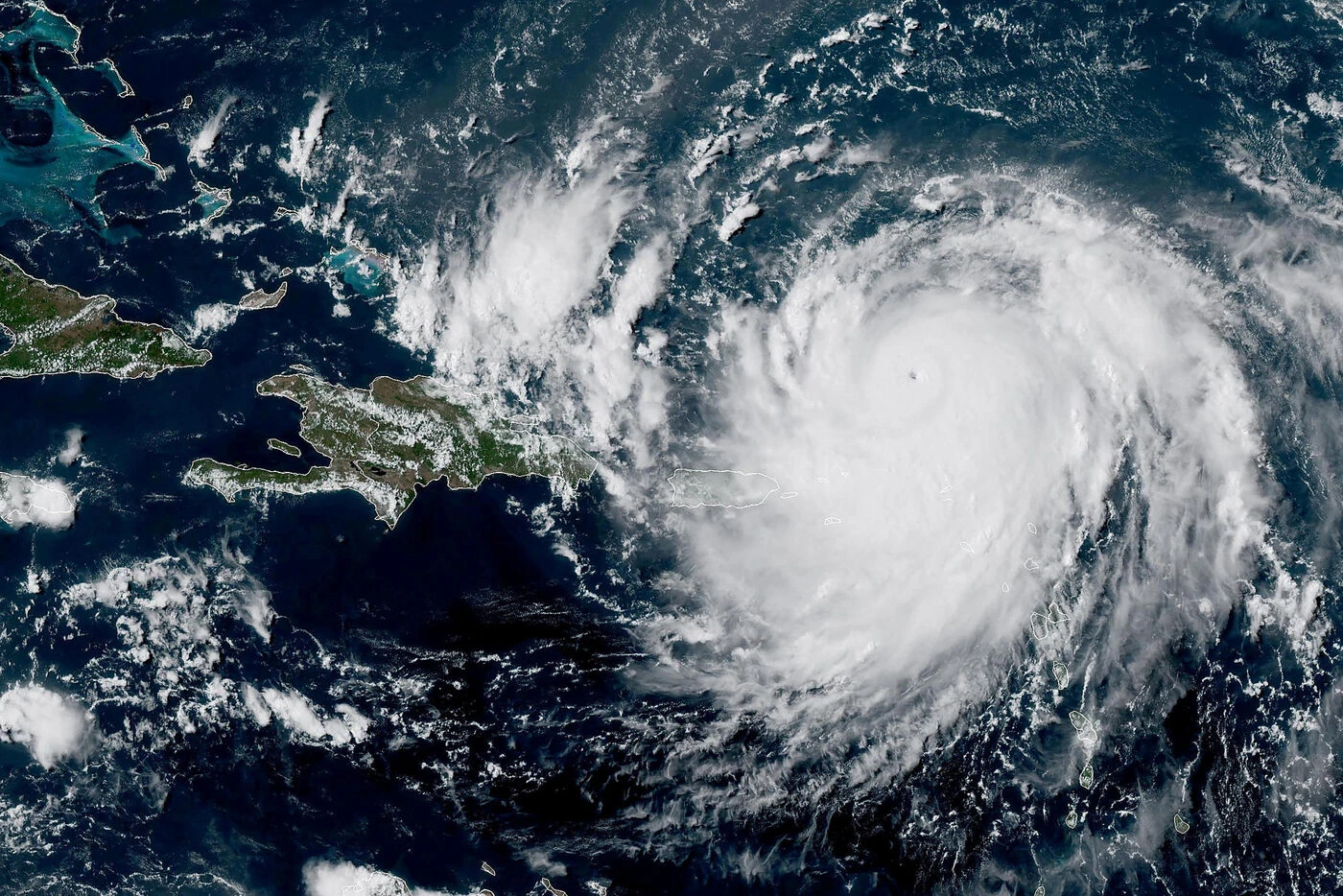 L’ouragan Erin passe en catégorie maximale à l’approche des Antilles