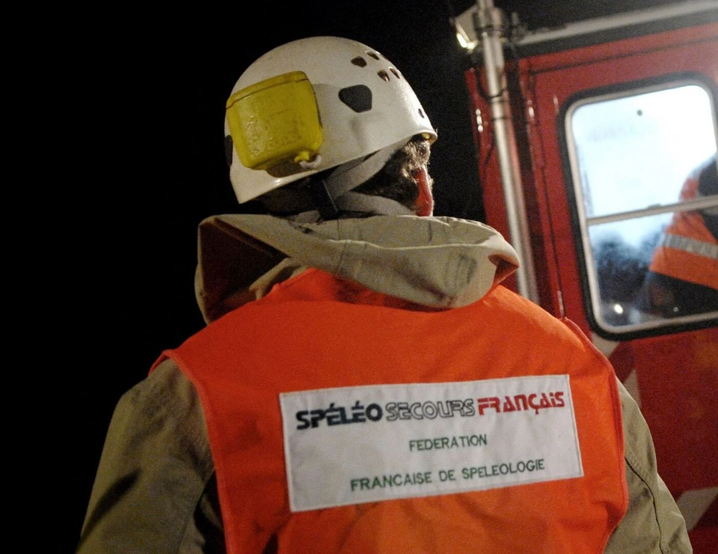 Un spéléologue blessé et coincé par des roches dans une grotte en Isère, deux autres restés auprès de lui