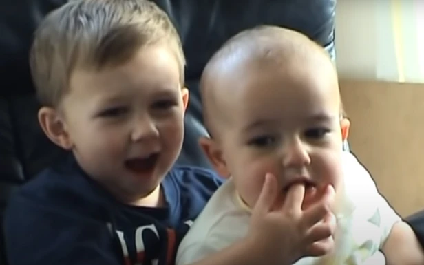 La célèbre vidéo «Charlie bit my finger» vendue plus de 760000 dollars aux enchères