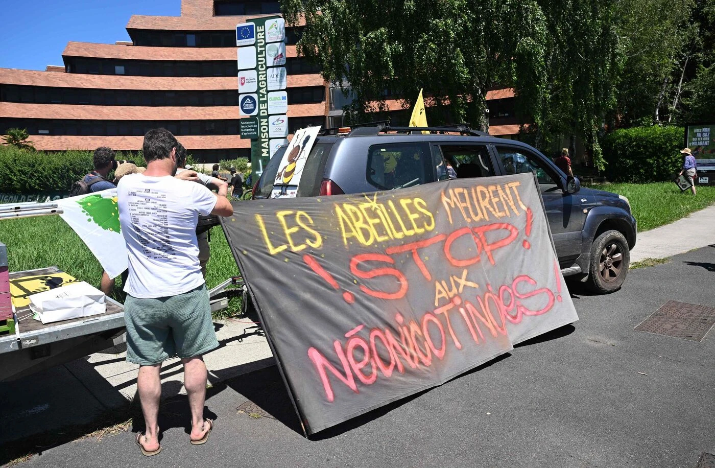 Loi Duplomb : succès record pour une pétition lancée par une étudiante pour demander son abrogation