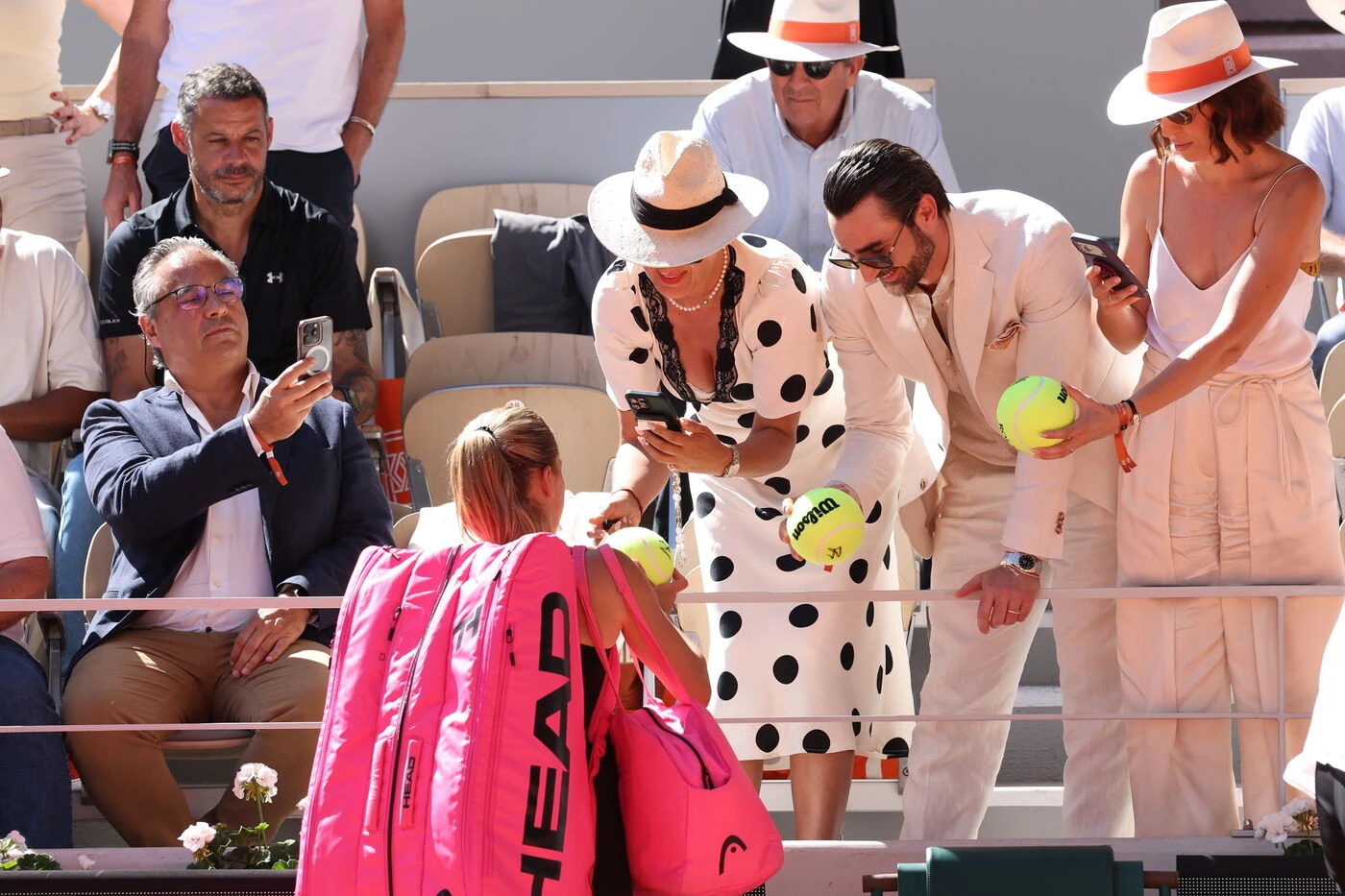 « Je ne refuse jamais d’en signer une » : pourquoi la grosse balle jaune s’arrache à Roland-Garros