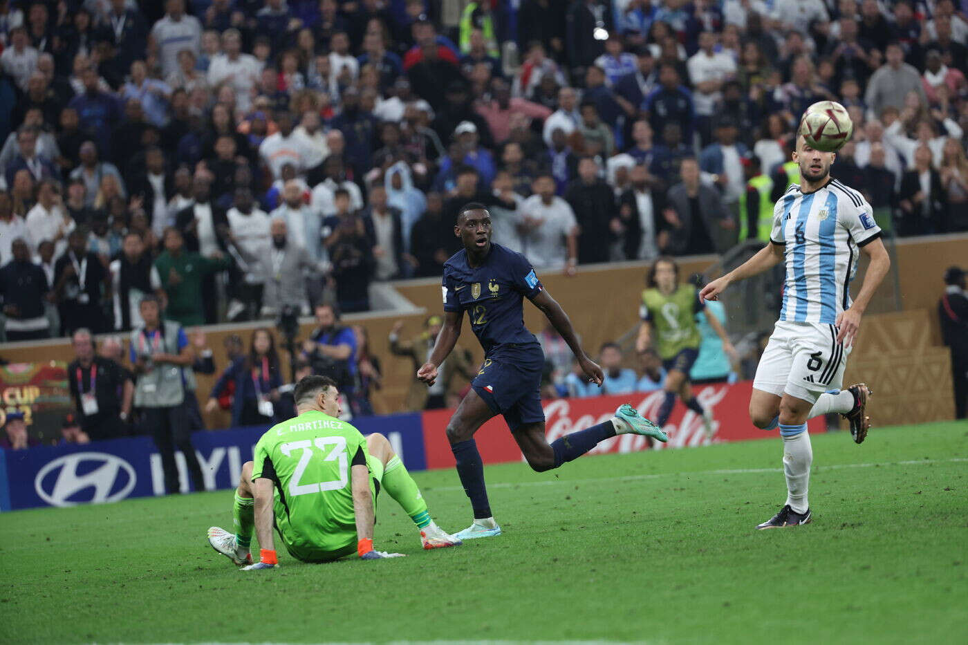 « J’ai sauvé de bien meilleurs ballons que ça » : Martinez minimise sa parade décisive face à Kolo Muani en finale