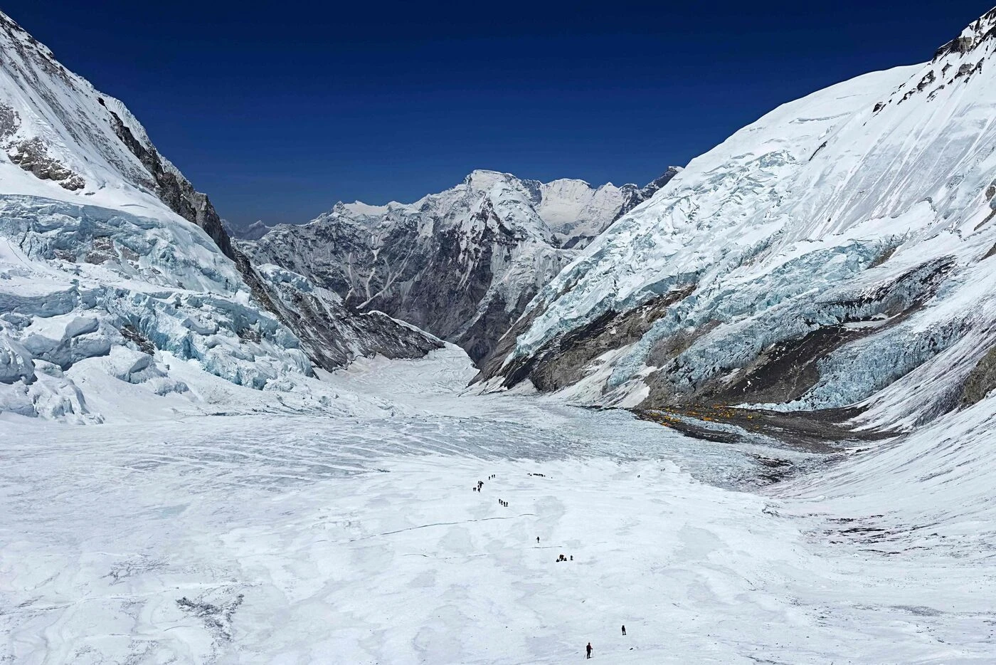 16 heures dans la « zone de la mort » : un alpiniste descend pour la première fois les 8 849 mètres de l’Everest à skis sans oxygène