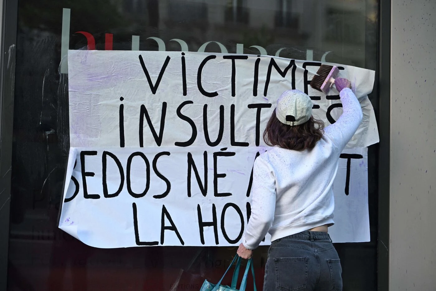 « Bedos, né avant la honte » : les féministes affichent la maison d’édition de l’acteur à Paris