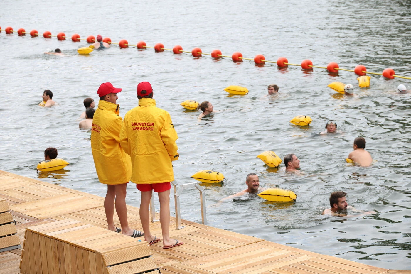 Baignade dans la Seine à Paris : qu’est-ce que cette bouée jaune qui flotte près des nageurs ?