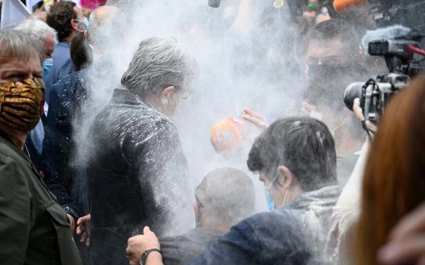 Marche des libertés : Jean-Luc Mélenchon enfariné au départ de la manifestation parisienne