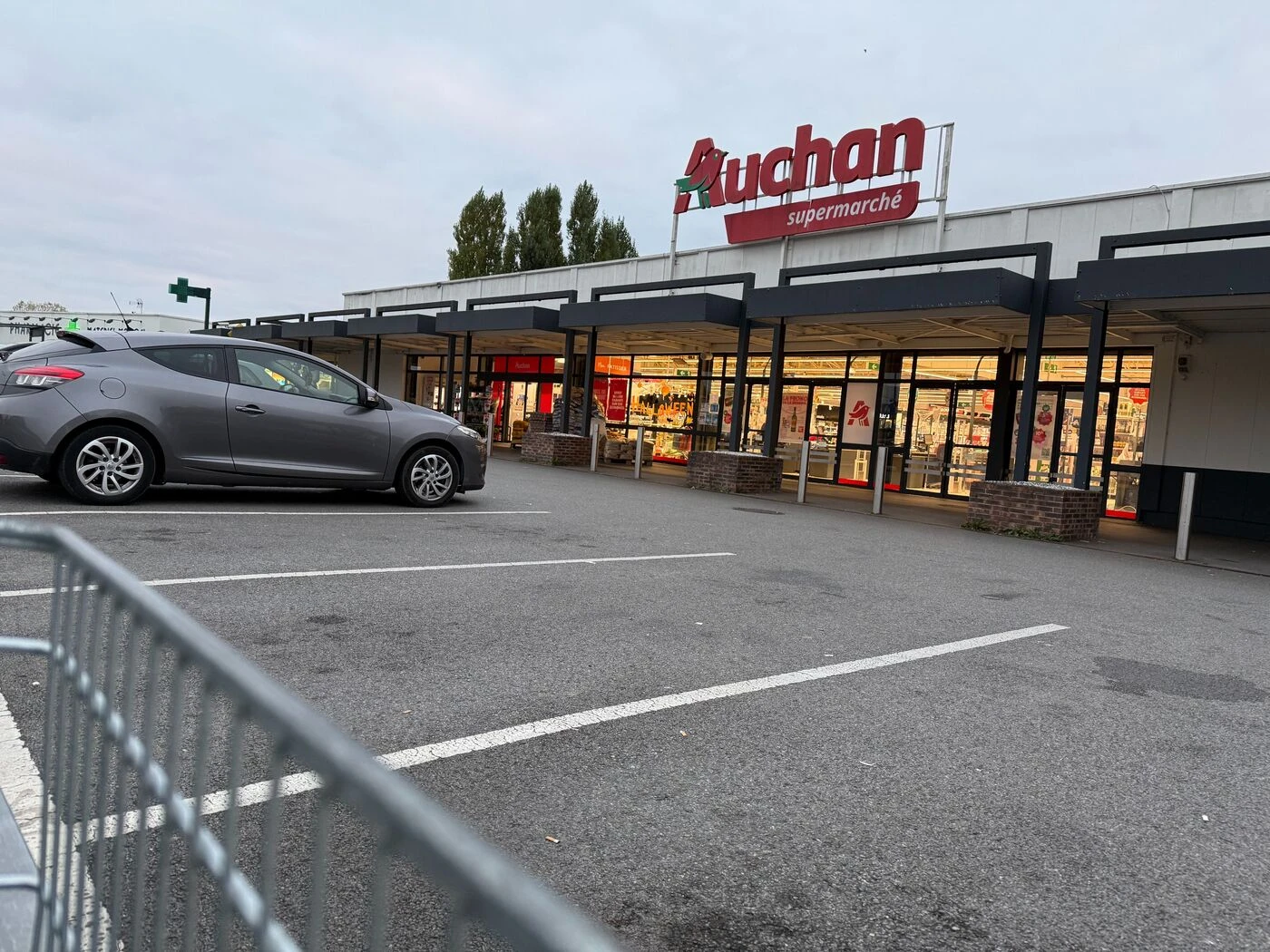 « J’ai fait de la m… » : après avoir poignardé son rival, il se cache dans la chambre froide d’un supermarché