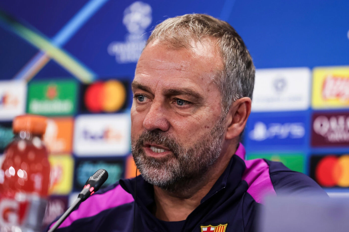 « Je ne veux pas que mes petits-enfants me voient comme ça » : l’entraîneur du Barça s’excuse après son craquage en Liga