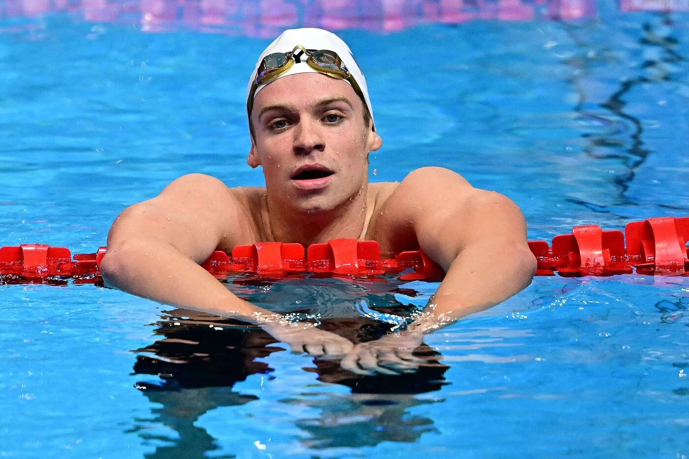 « J’étais un peu dans le dur » : Léon Marchand passe de justesse en finale du 400 m 4 nages aux Mondiaux de natation