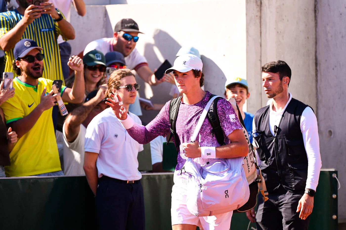 « On rêve d’avoir un nouveau n°1 mondial » : au cœur des bruyants fans brésiliens de João Fonseca à Roland-Garros
