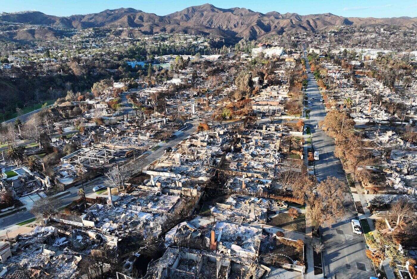 En Californie, des feux brûlent toujours, la pluie a apporté du répit et des coulées de débris