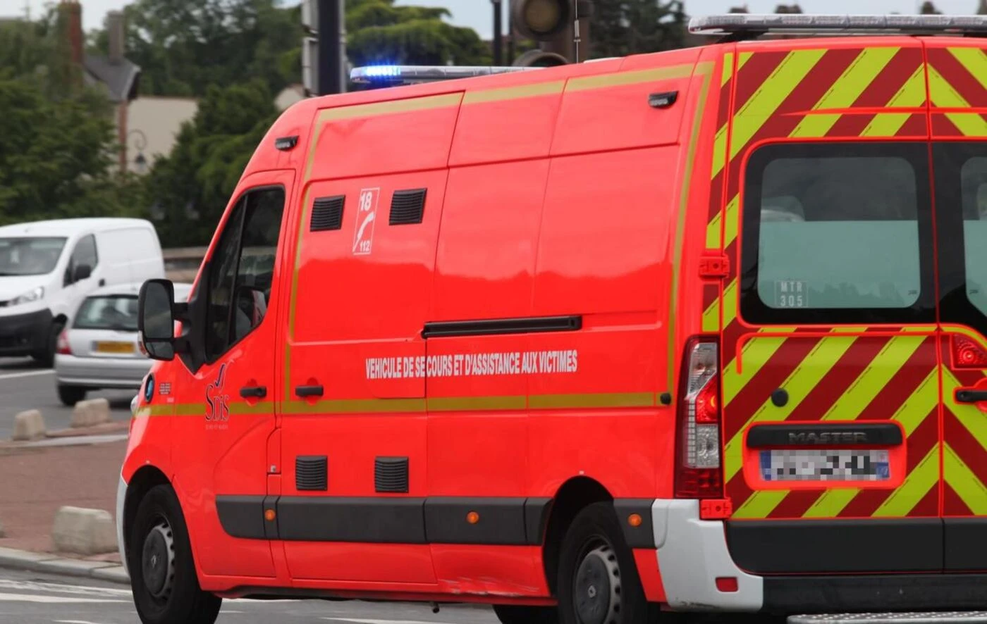 Une jeune femme de 18 ans meurt fauchée en changeant sa roue sur une route du Pas-de-Calais, l’automobiliste en fuite