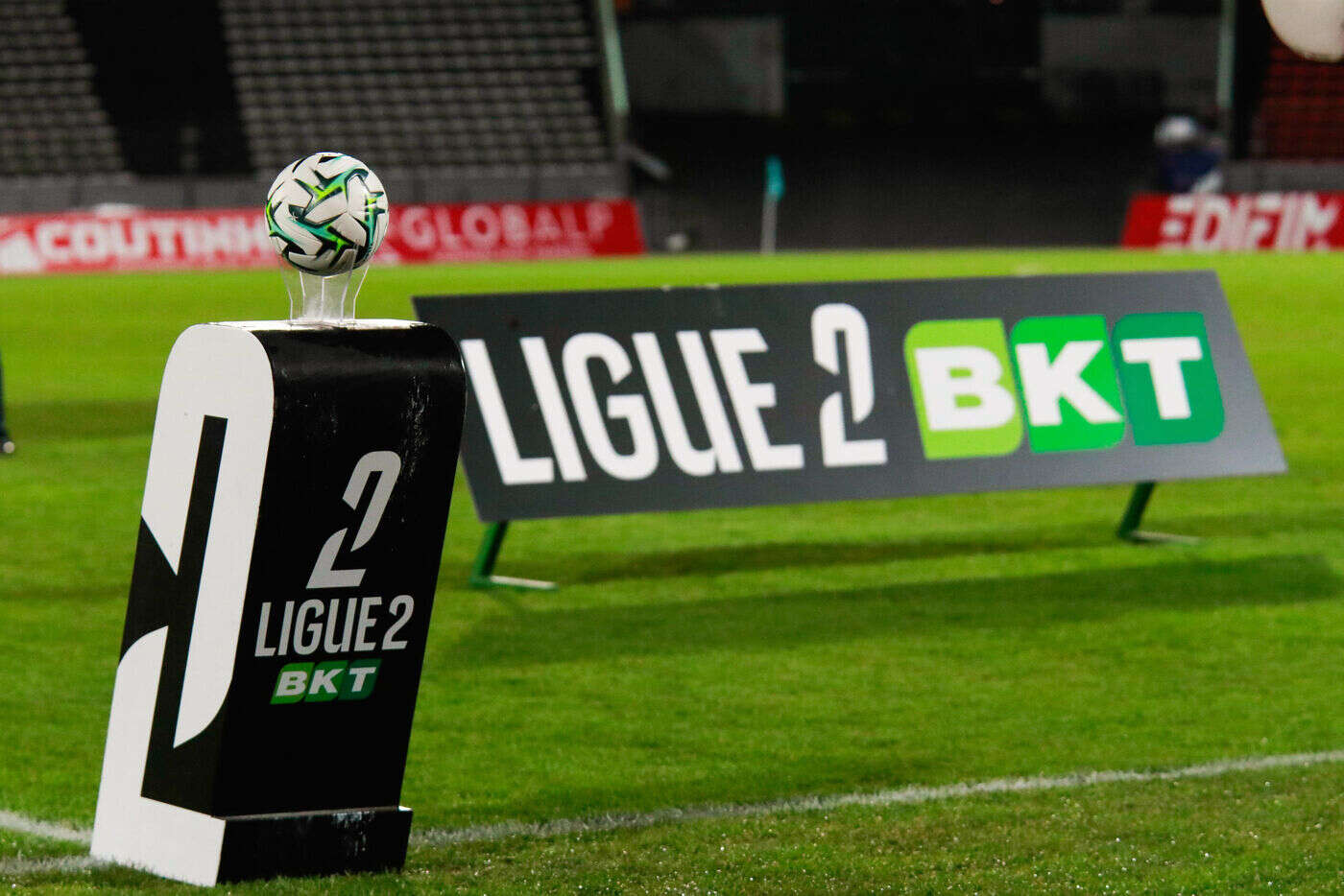 Football : un nouveau trophée pour la Ligue 2 pesant près de 10 kg