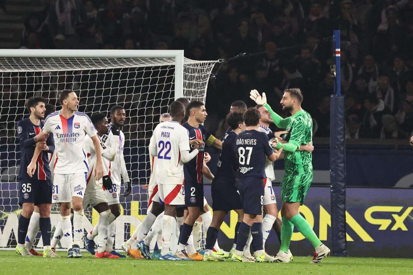 PSG-Lyon : Donnarumma s’embrouille avec Mikautadze après la réduction du score des Gones