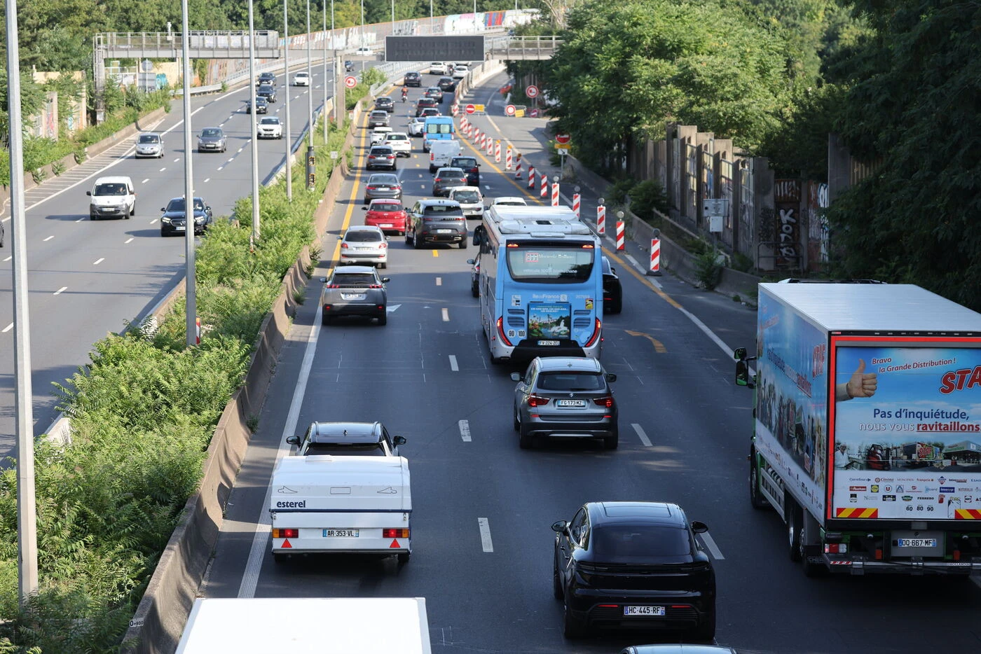 Drame sur l’A7 : un sexagénaire meurt écrasé par un camion sous les yeux de sa femme après s’être arrêté pour aider une automobiliste