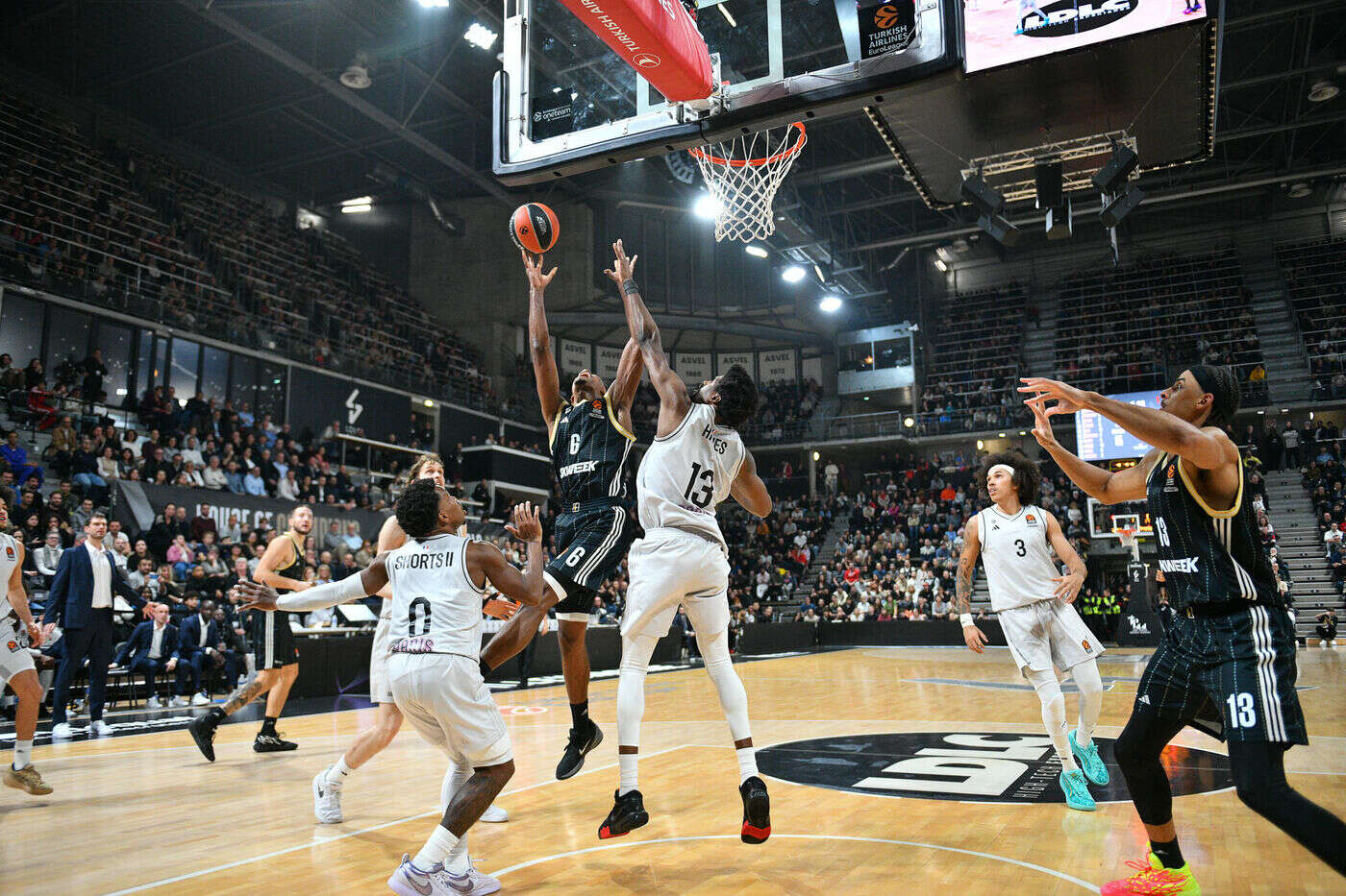 « Cela ne change rien pour le moral » : battu après 14 victoires d’affilée, le Paris Basketball garde la foi