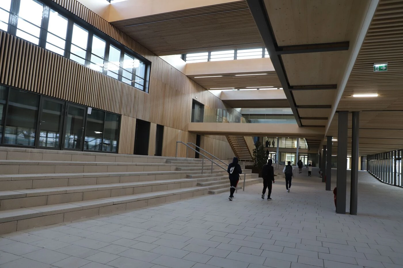 Débrayage surprise au lycée Marianne de Villeneuve-le-Roi : des cours annulés après le vol de « plusieurs centaines d’euros »