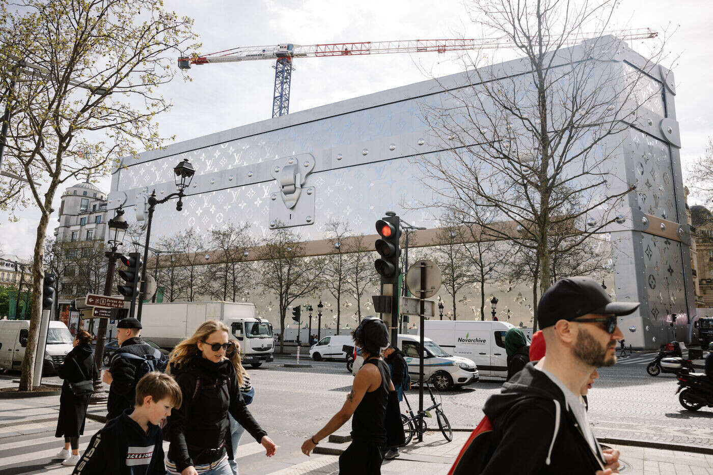 Paris : un homme chute d’une nacelle à 6 mètres de haut sur un chantier avenue des Champs-Élysées