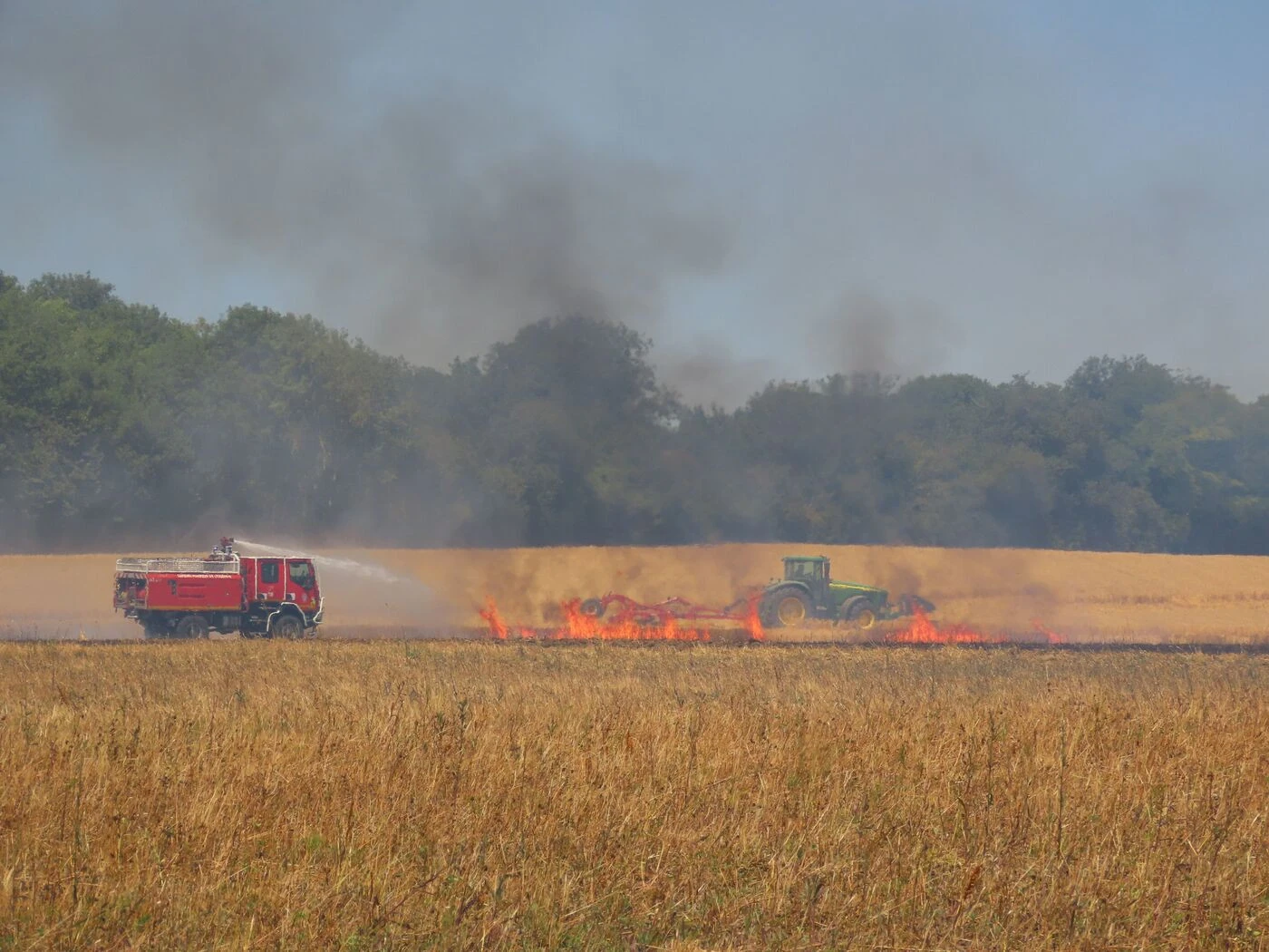 Un incendie détruit 35 ha de récoltes pendant les moissons en Essonne