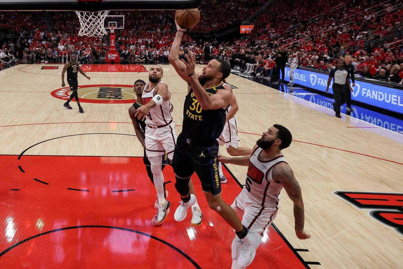 Basket : « Mission accomplie », les Warriors de Curry se hissent en demies pour y défier les Wolves de Gobert