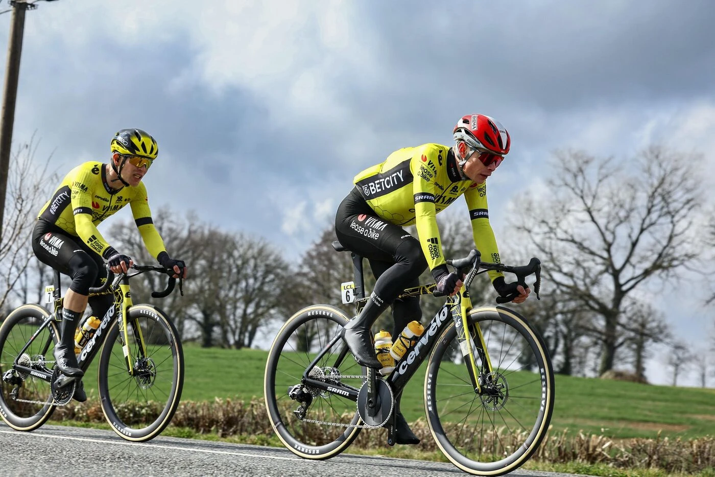 Vuelta 2025 : Axel Zingle soigné en direct après une grosse chute, Vingegaard au tapis