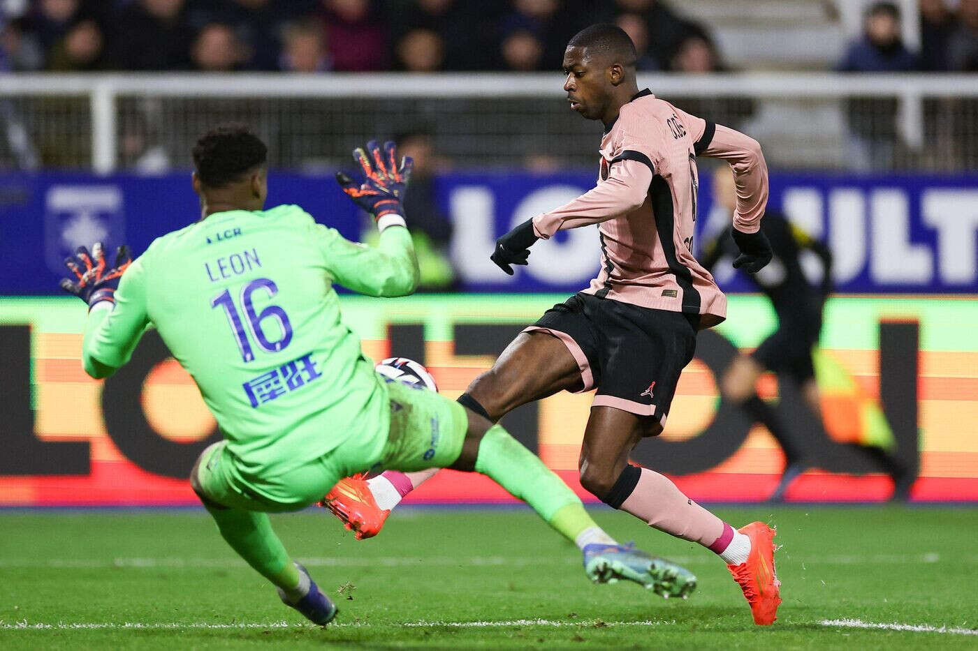 Auxerre-PSG (0-0) : 11 arrêts, le chiffre fou de la prestation du gardien auxerrois Donovan Léon face à Paris