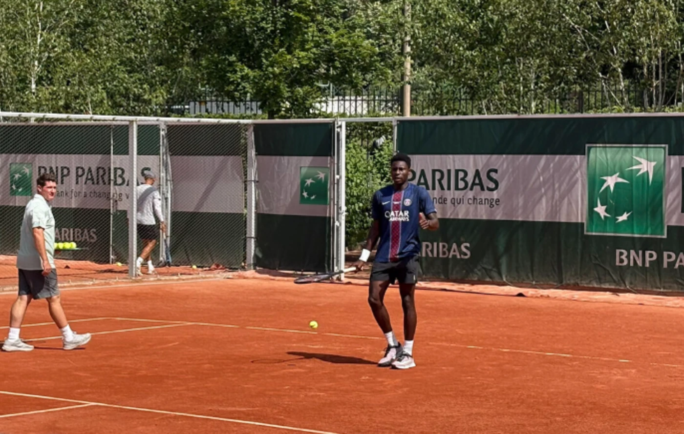 Roland-Garros : les images de Moïse Kouame à l’entraînement avant son match avec... le maillot du PSG