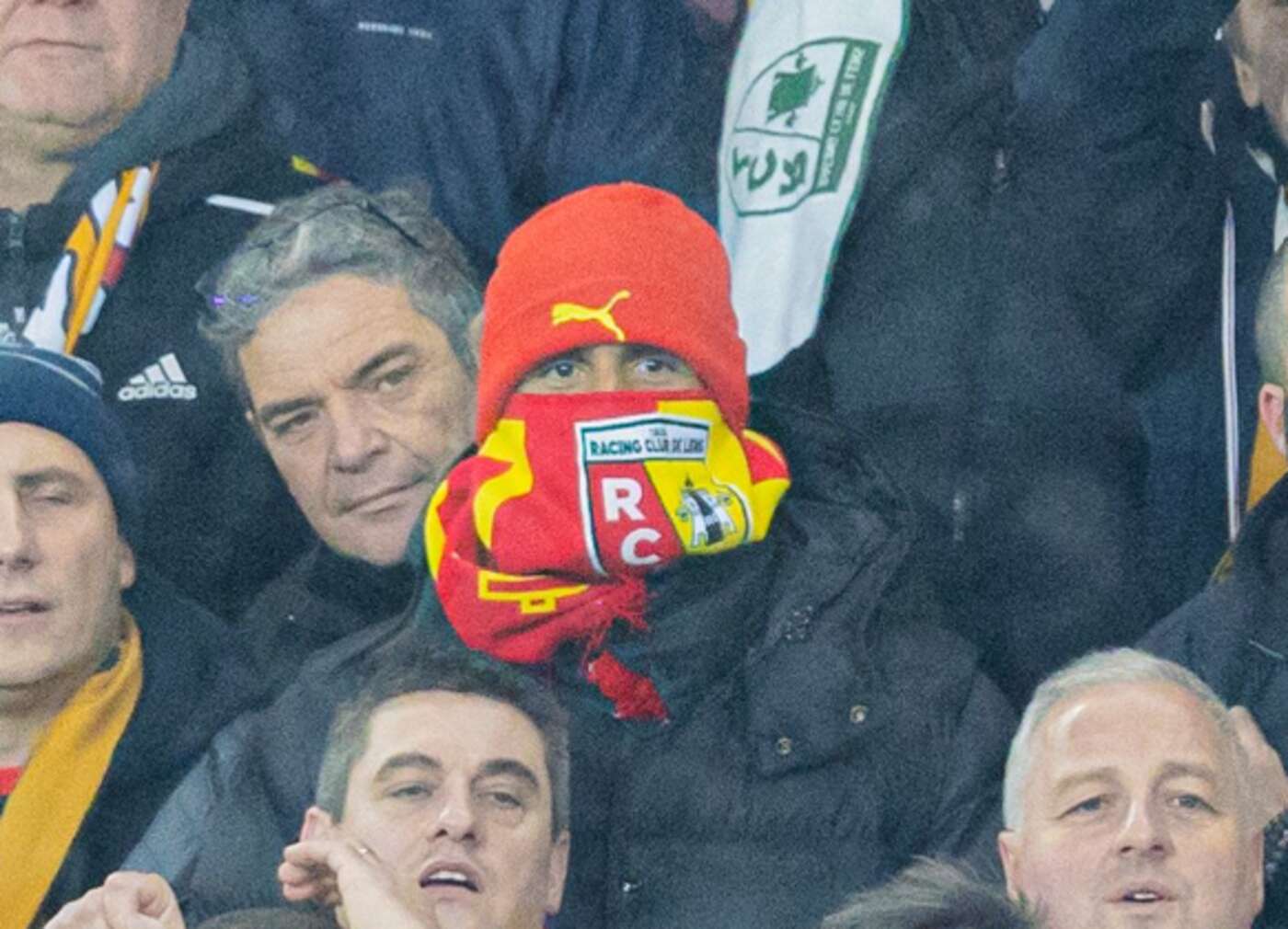 Lens-PSG : « Retour aux sources », Raphaël Varane s’est camouflé dans le kop lensois à Bollaert