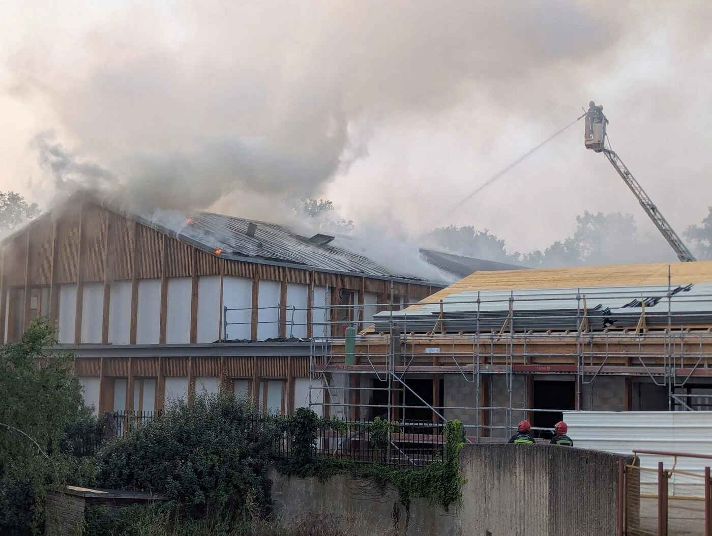 Évry-Courcouronnes : un incendie ravage la toiture de l’école des Coquibus, la rentrée scolaire compromise