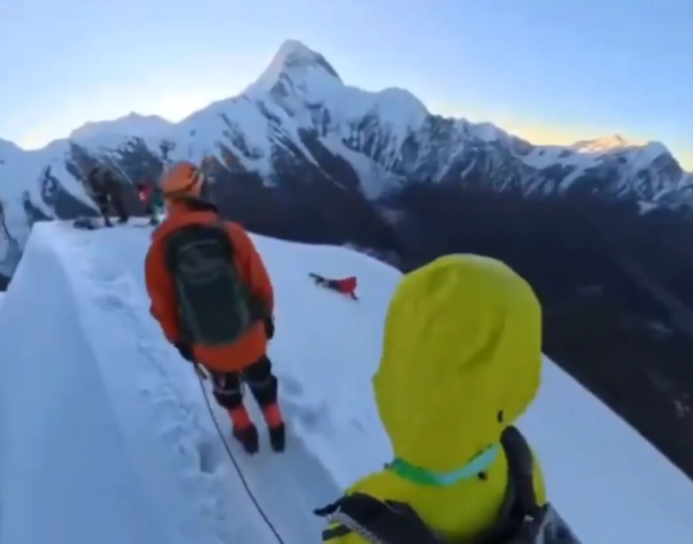 Un alpiniste détache sa corde de sécurité pour prendre une photo et chute mortellement de plusieurs centaines de mètres en Chine