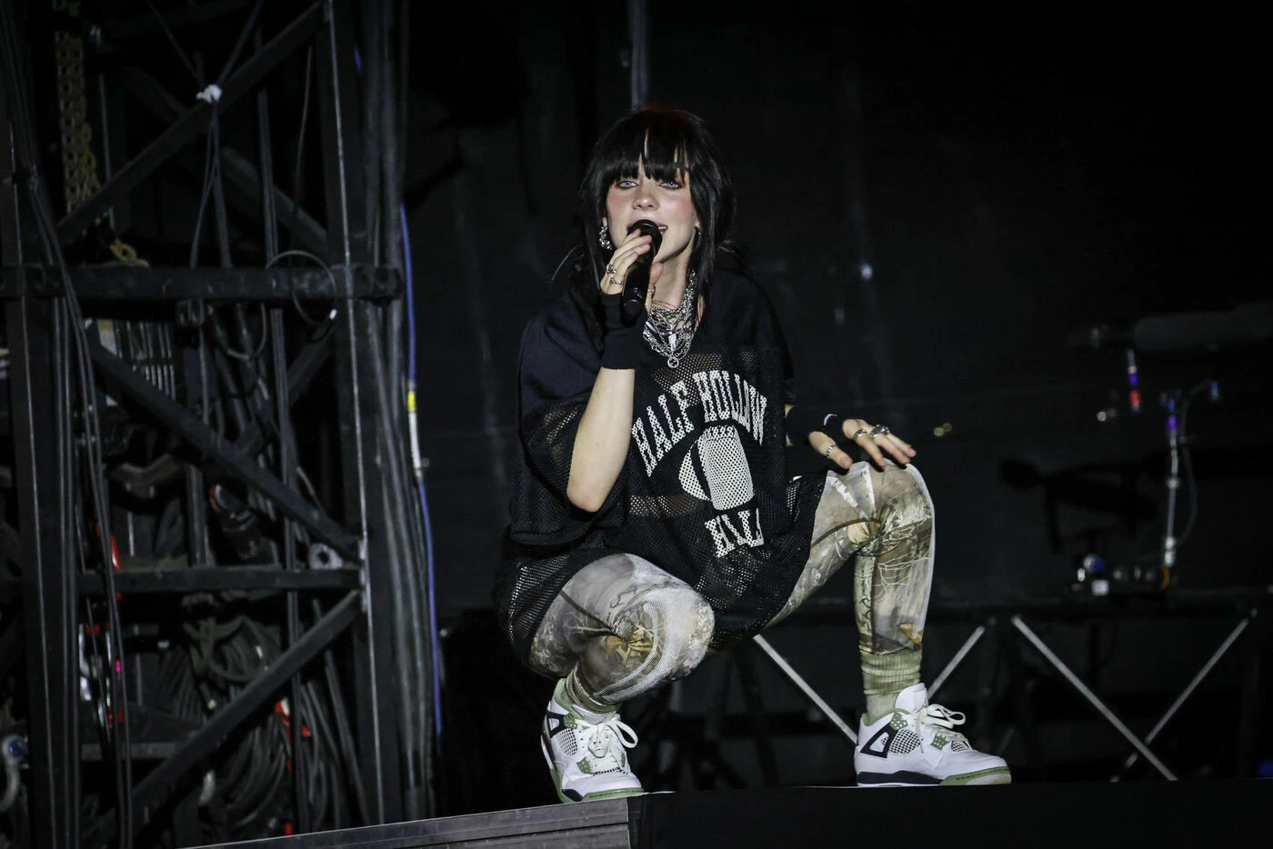 Paris : t-shirts, casquettes… Billie Eilish enflamme les Galeries Lafayette avec sa collection streetwear