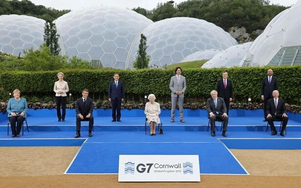 G7 : la photo de famille très Covid des dirigeants autour de la reine Elizabeth II