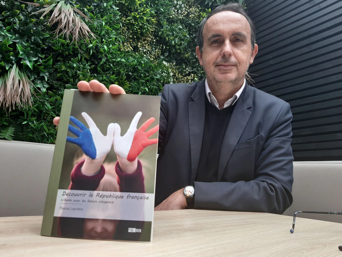 Avec son guide, cet élu des Yvelines fait « découvrir la République française » aux citoyens de demain