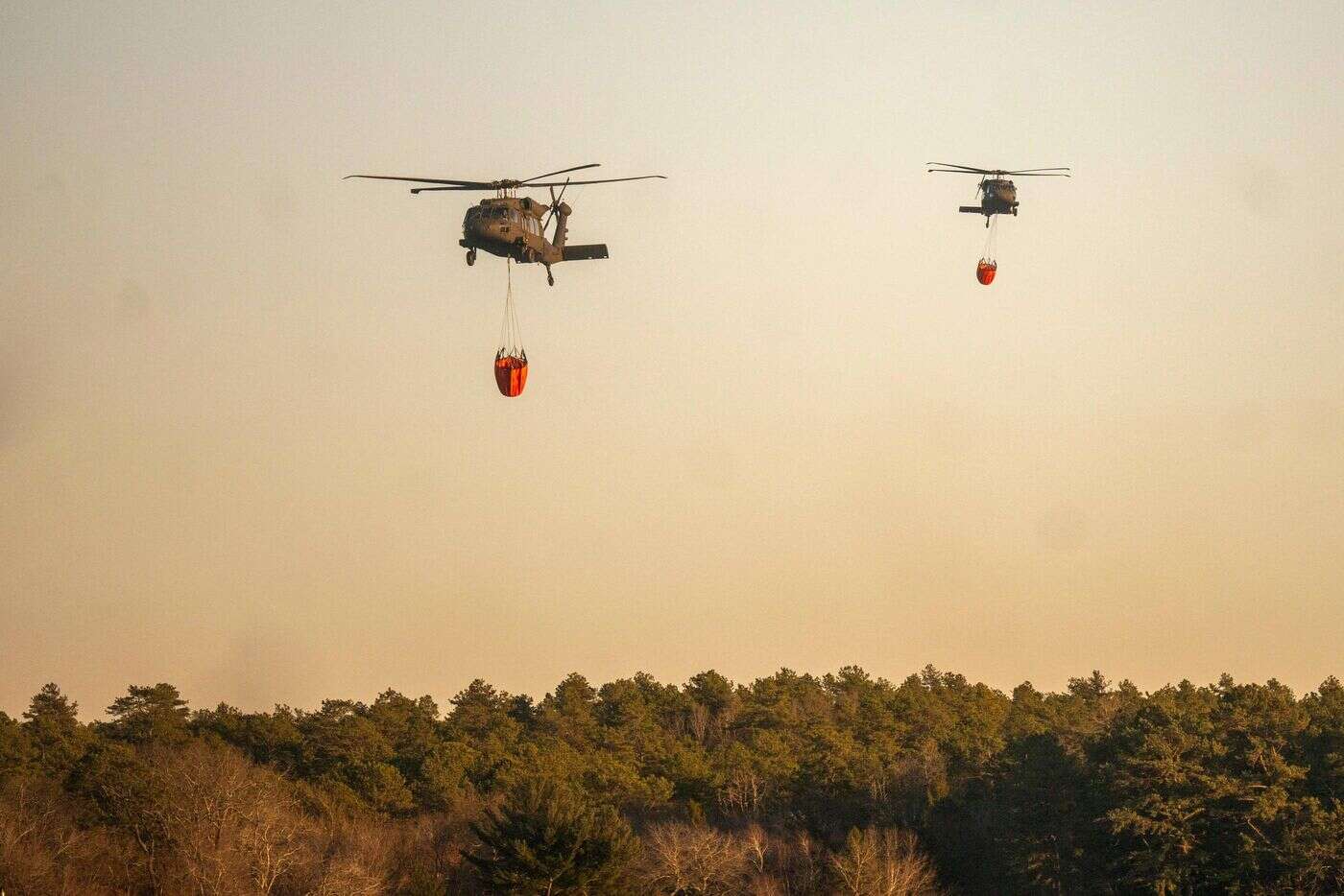 État de New York : le gouverneur déclare l’état d’urgence après une série d’incendies alimentés par le vent