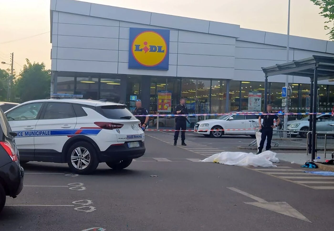 « C’est tellement choquant » : un mineur tué d’un coup de hache à la gorge sur le parking du Lidl de Nogent-sur-Oise