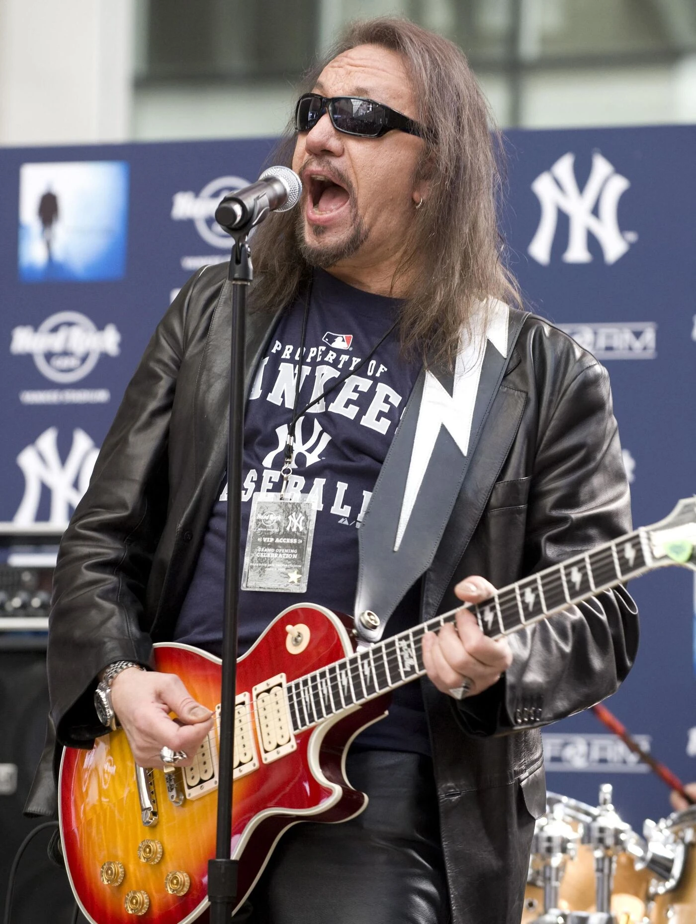 « Un soldat du rock » : le dernier baiser d’Ace Frehley, guitariste du groupe Kiss, décédé après une chute