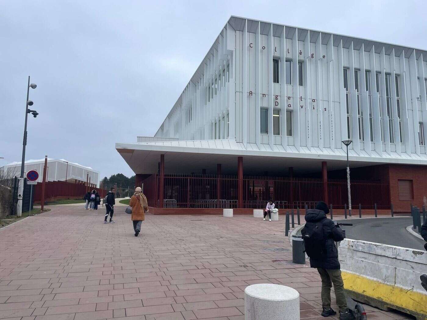 Collégien tabassé à Bobigny : trois surveillants de l’établissement ont été suspendus par le rectorat