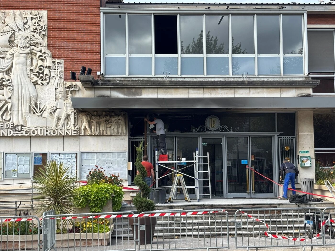 La mairie de Grand-Couronne près de Rouen visée par un incendie en pleine nuit, la piste criminelle « privilégiée »