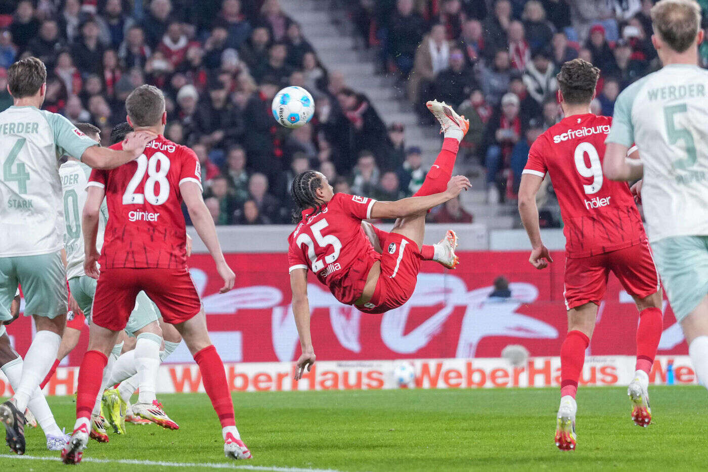 Football : les images du spectaculaire retourné acrobatique de Kiliann Sildillia avec Fribourg