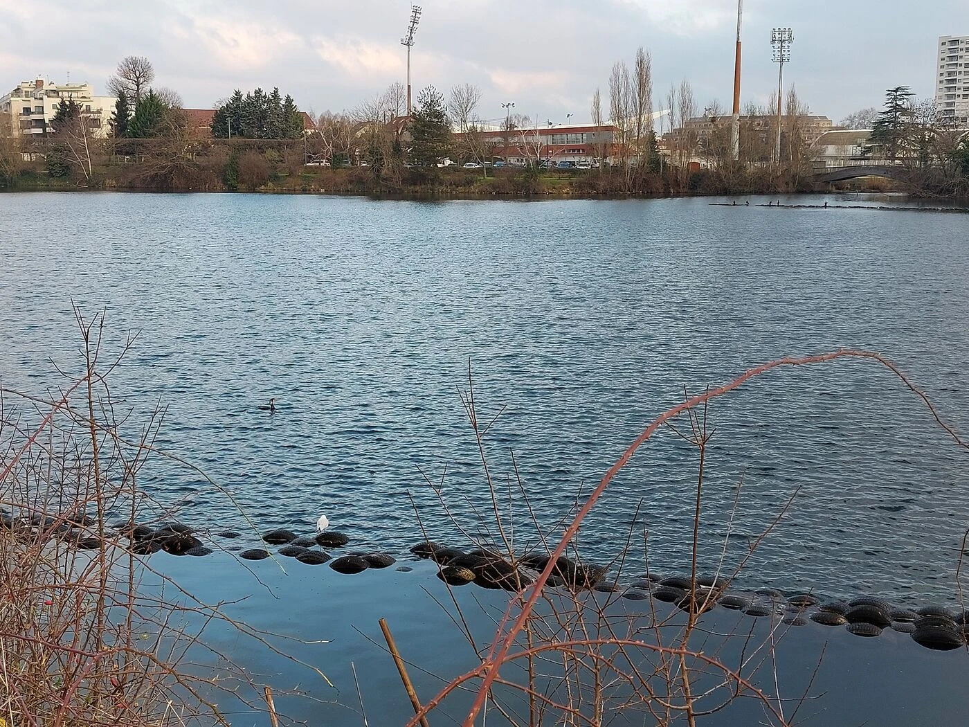 Grigny : enlevé et séquestré, il échappe à ses ravisseurs en traversant le lac à la nage