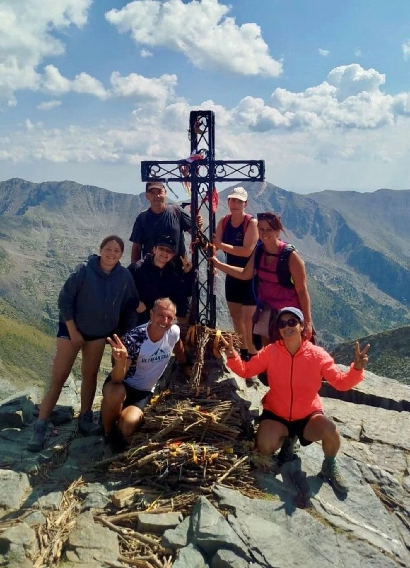 « Je rêvais d’arriver en haut » : non-voyante, Yvelise a réussi l’exploit de gravir le pic du Canigou avec l’aide de ses proches