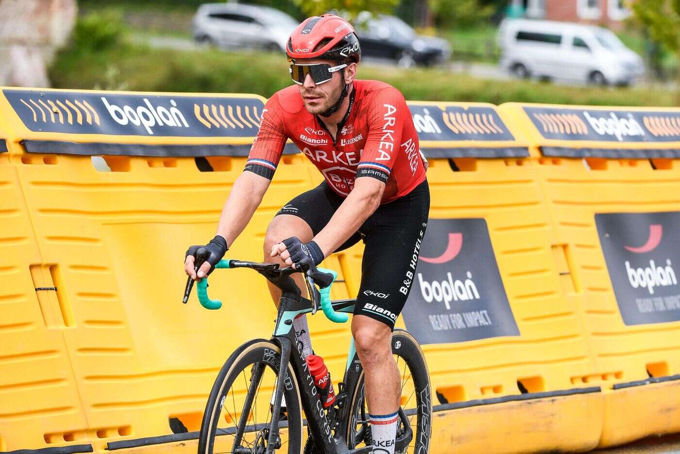 Paris-Nice : la vidéo de la chute de Florian Sénéchal, contraint à l’abandon