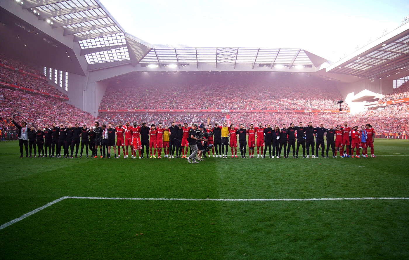 Liverpool champion d’Angleterre : la vidéo du beau « You’ll Never Walk Alone » entre joueurs et Kop d’Anfield