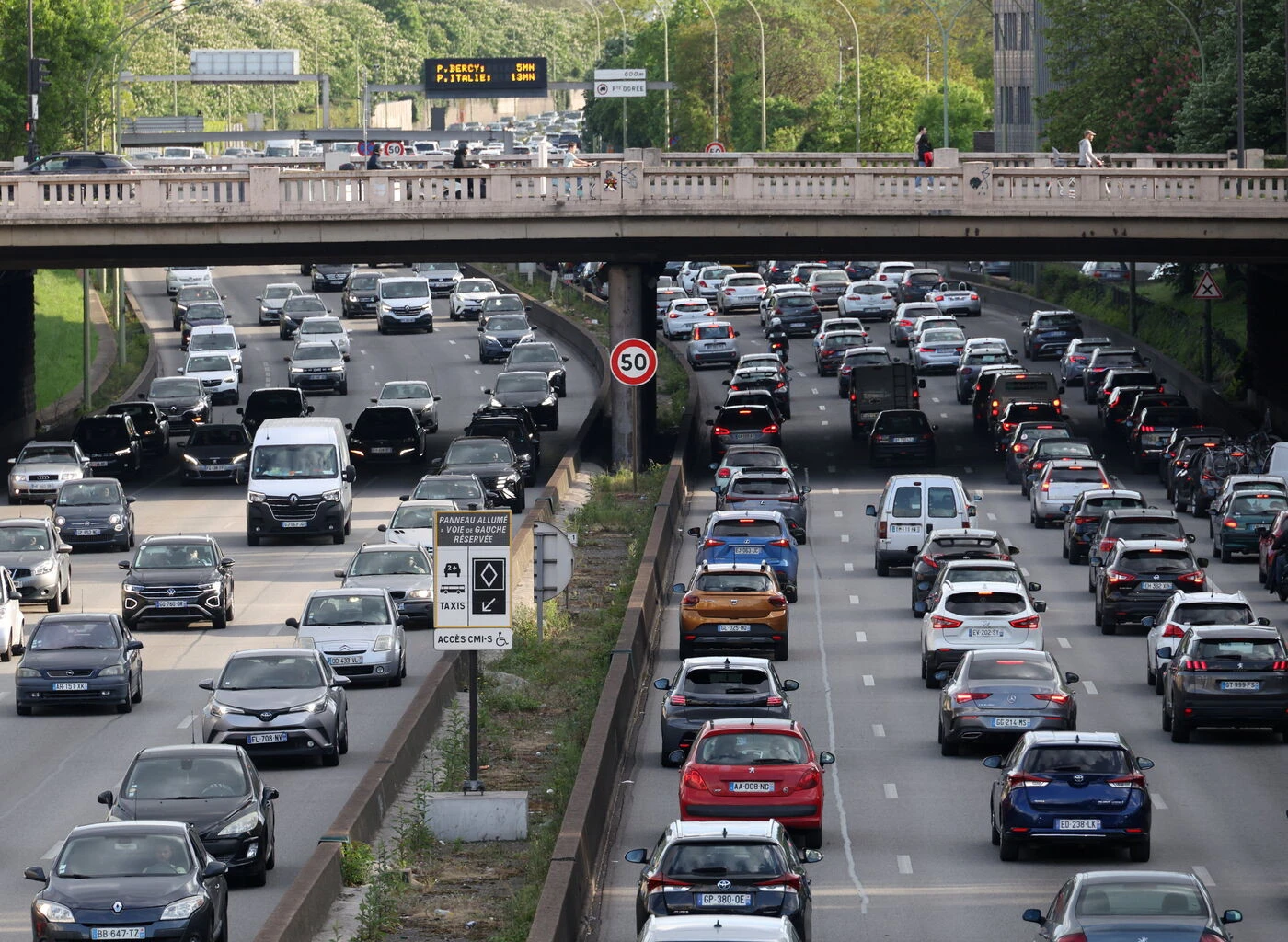 Carburants : des dépanneurs manifestent sur l’A1, le cortège se rapproche de Paris