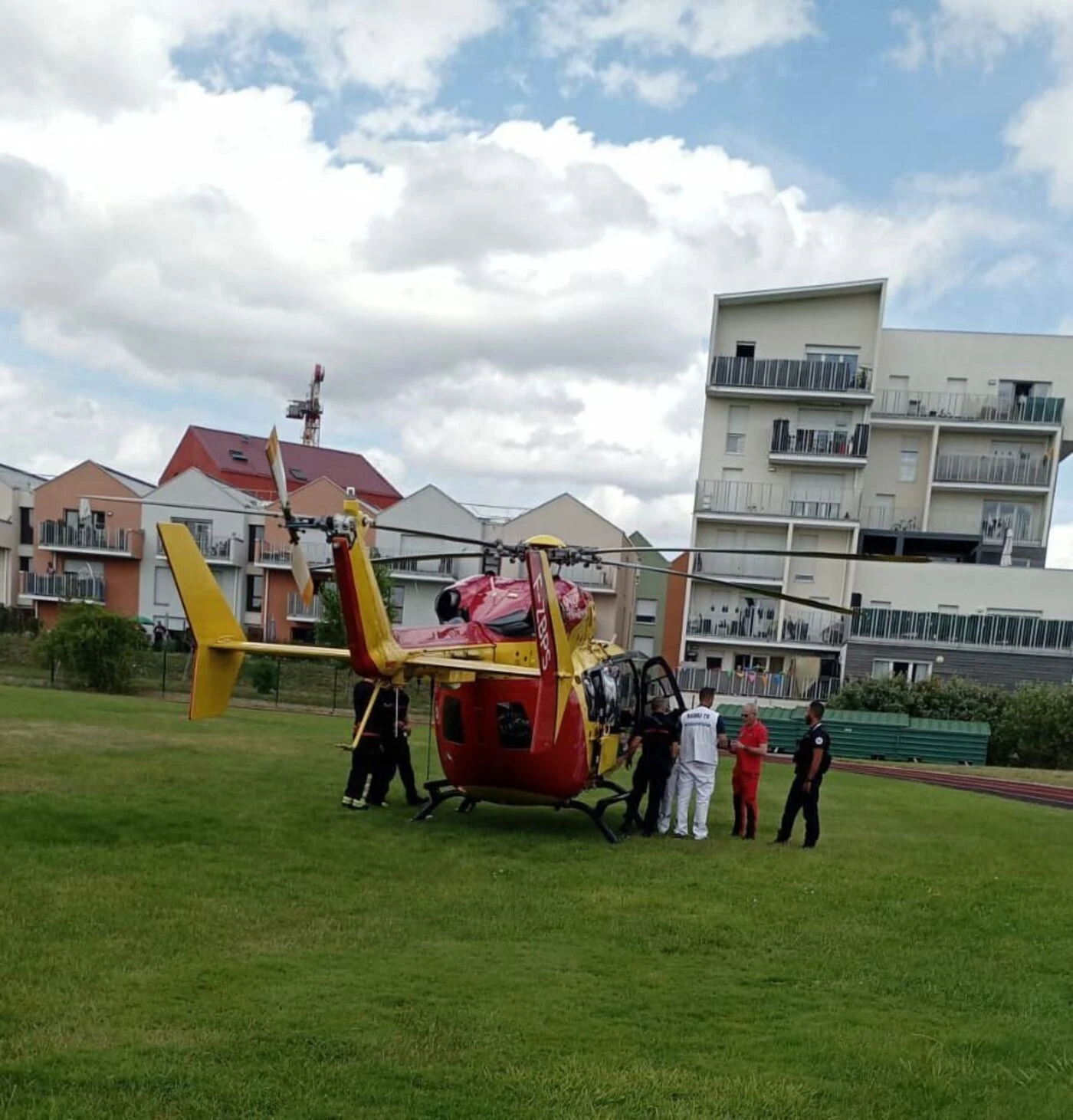 Yvelines : il oublie ses clés, tente d’escalader son immeuble et tombe du 3e étage