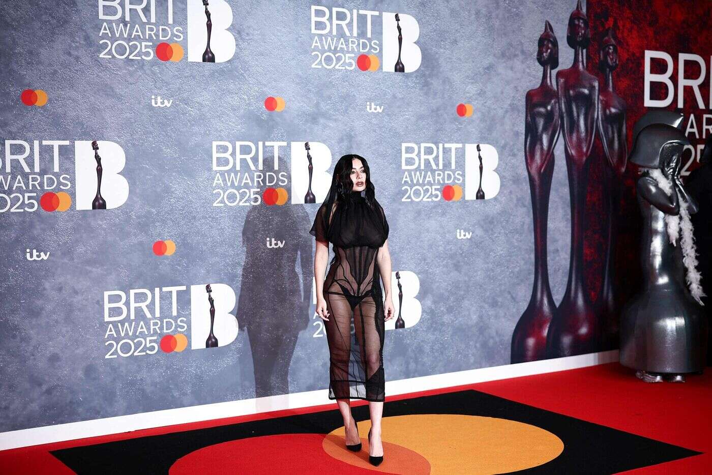 Avec « Brat », la chanteuse britannique Charli XCX rafle cinq prix aux Brit Awards