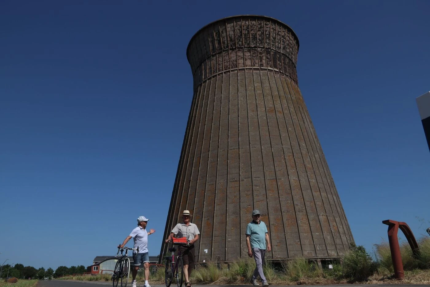 Le réfrigérant, point culminant de Caen et vestige industriel, s’effrite : faut-il le détruire ou le restaurer ?