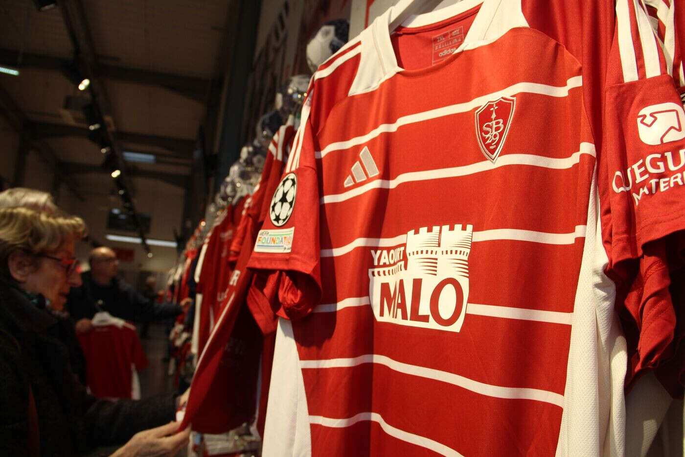 Après les succès du Stade brestois en Ligue des champions, celui du maillot version UEFA en boutique