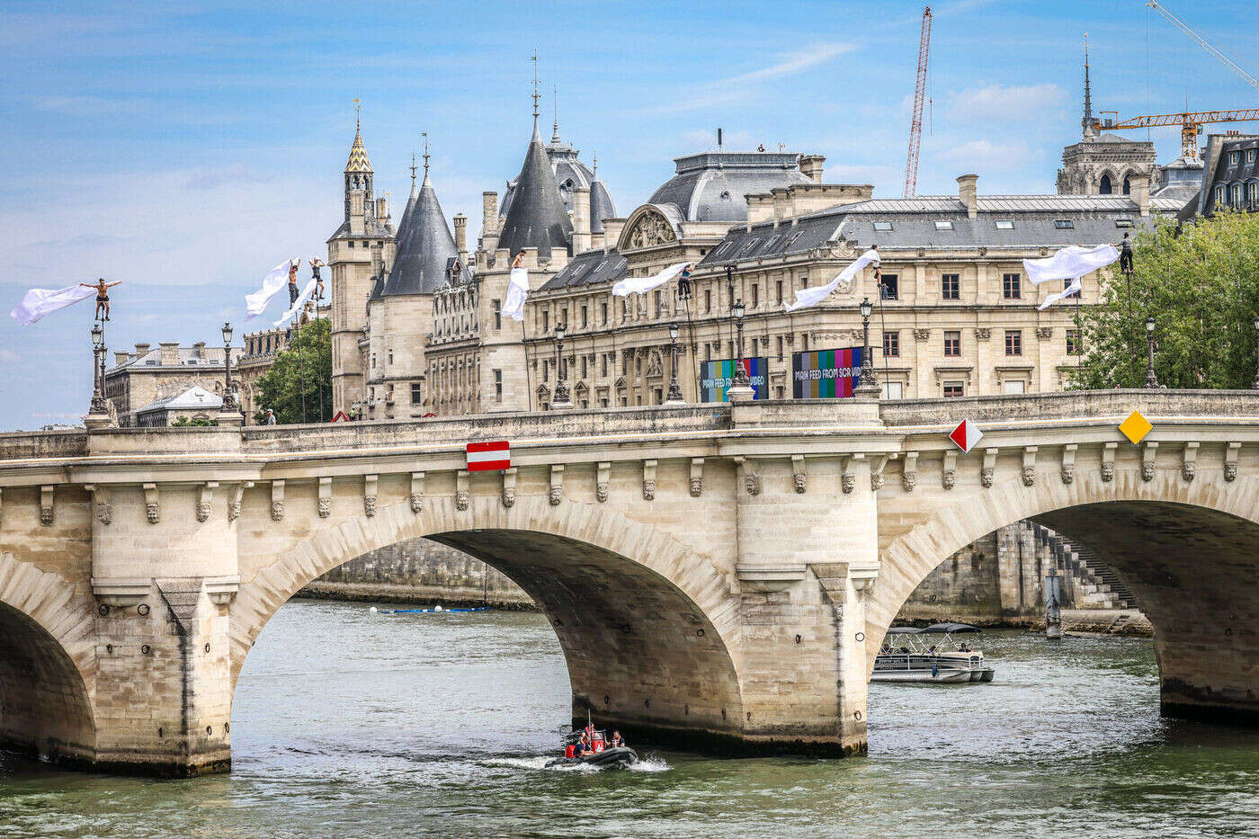 Paris : l’artiste JR va transformer le Pont-Neuf « en grotte » en 2025